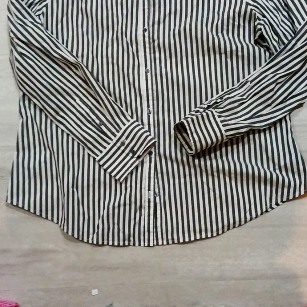 Worthington Women's Easy Care Button Up Collar Long Sleeve Shirt. Size 2xl. - Picture 4 of 12